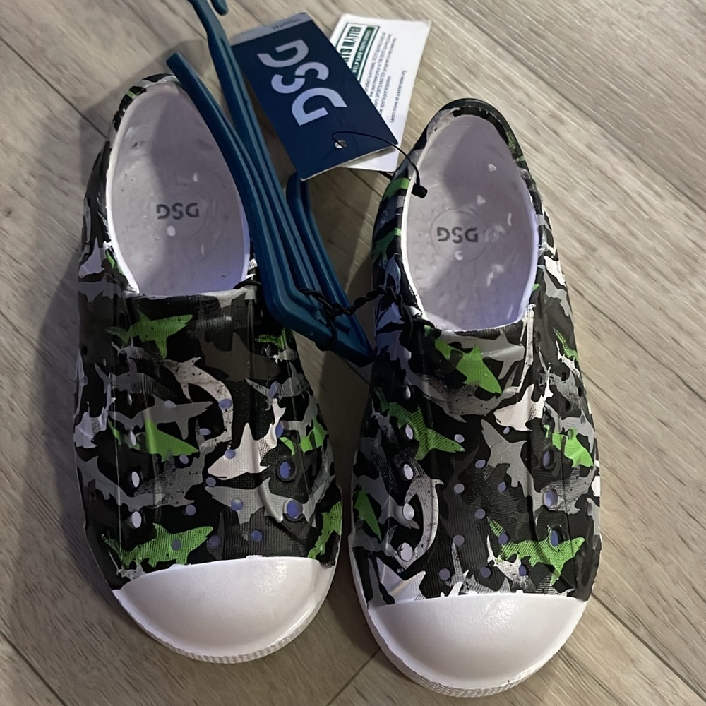 DSG Kids Camouflage Slip-On Shoes - Green and Black shark 7 toddler kids NWT